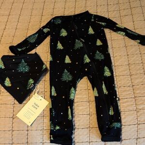Kyte BABY Black zip onesie and matching bib (new)